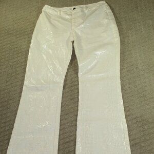 UNIQUE! Womyn Sz 2 White on White Scale Print Flared Pants